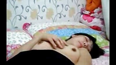 Гаряча молода дівчина в її українські дівчата секс першій дії лизати